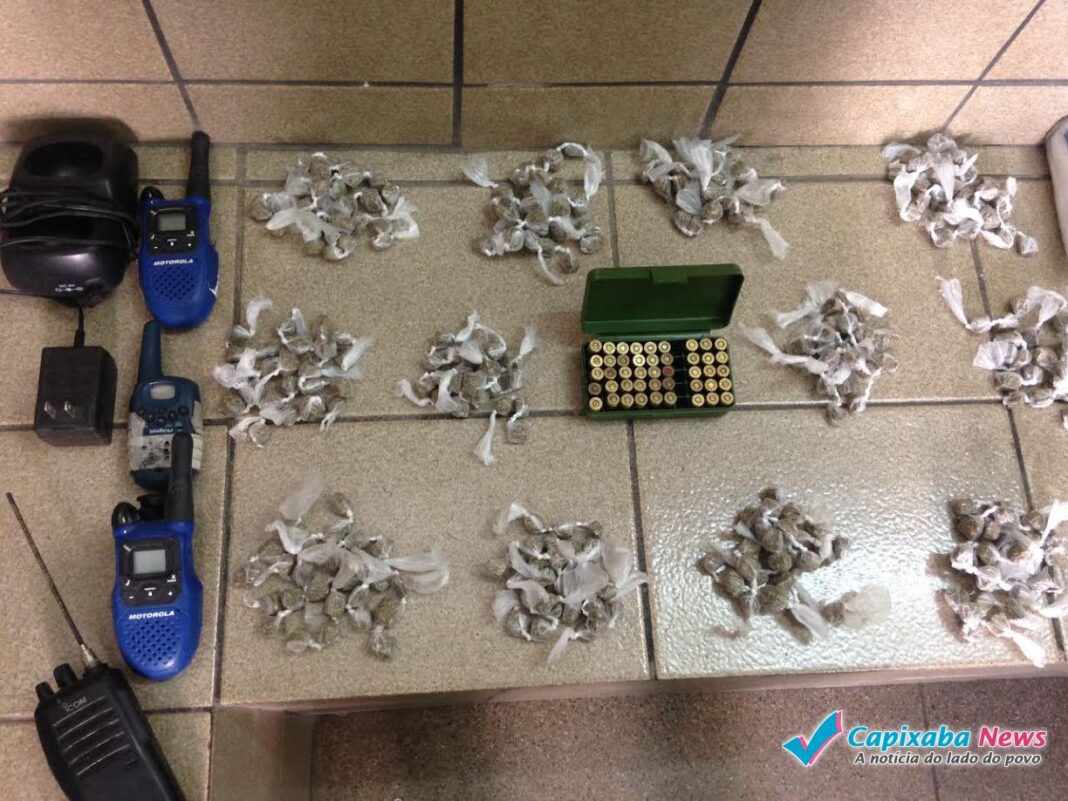 Mais de 300 buchas de maconha e munições são apreendidas em Vila Velha Mais de 300 buchas de maconha e munições são apreendidas em Vila Velha