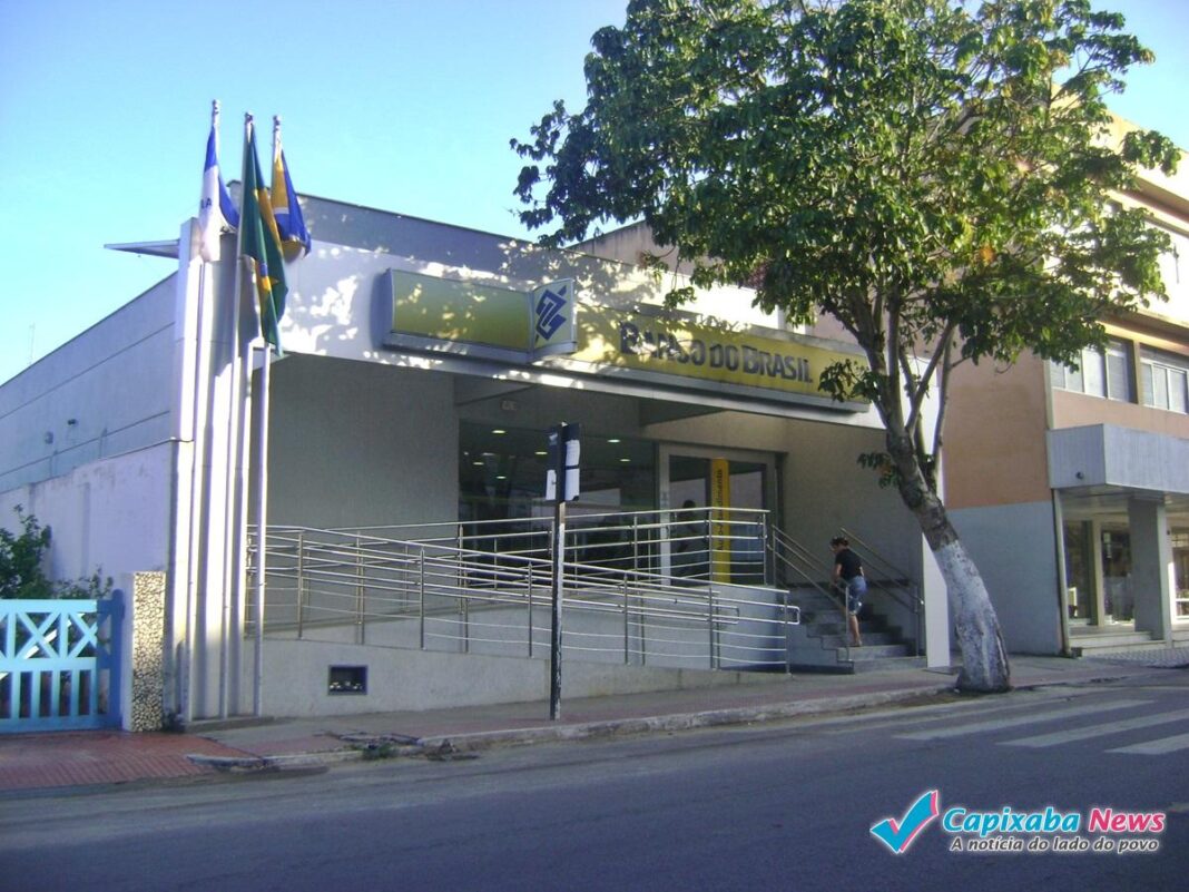 Bandidos arrombam banco e levam armas em Marataízes Bandidos arrombam banco e levam armas em Marataízes