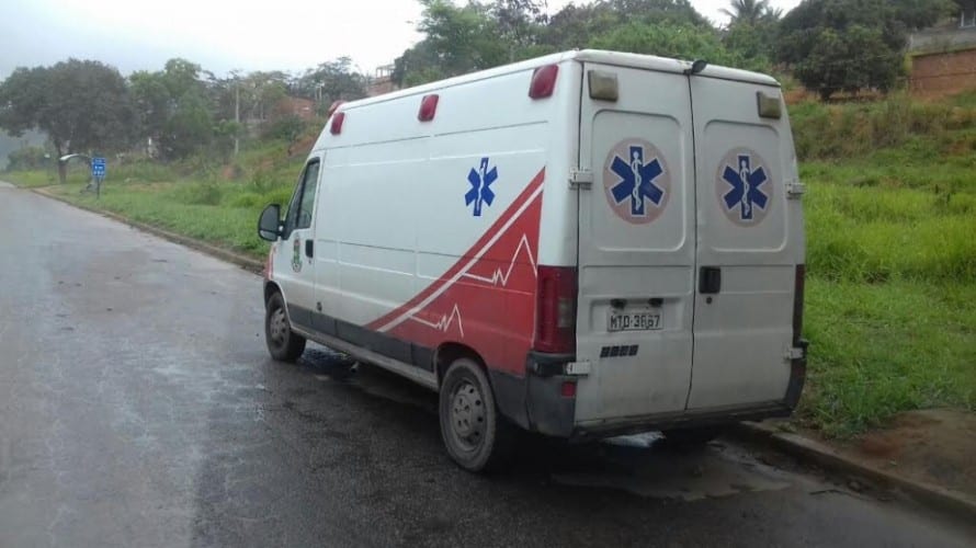 Descaso: ambulância da Prefeitura de Linhares há uma semana parada em posto da PRF, na Serra Descaso: ambulância da Prefeitura de Linhares há uma semana parada em posto da PRF, na Serra
