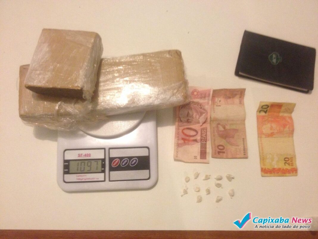 Após denúncias, cinco pessoas são apreendidas com drogas em Afonso Cláudio Após denúncias, cinco pessoas são apreendidas com drogas em Afonso Cláudio