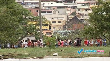 Jovem morto durante confronto no Bairro da Penha é enterrado em Vitória Jovem morto durante confronto no Bairro da Penha é enterrado em Vitória
