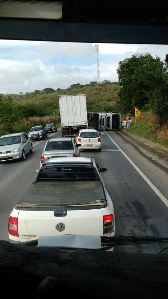 Carreta tomba e interdita trecho da BR-101 Carreta tomba e interdita trecho da BR-101