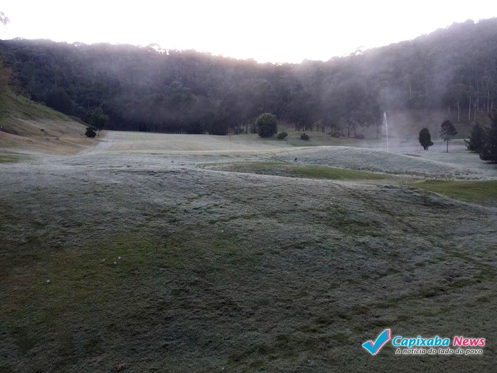 frio-congela-verduras-e-muda-a-paisagem-nas-montanhas