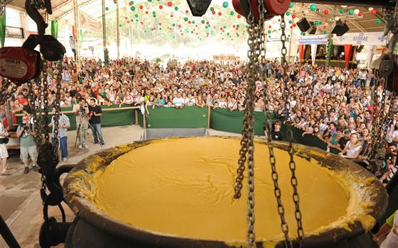 Fim de semana com muita tradição na Festa da Polenta de Venda Nova. Fim de semana com muita tradição na Festa da Polenta de Venda Nova.