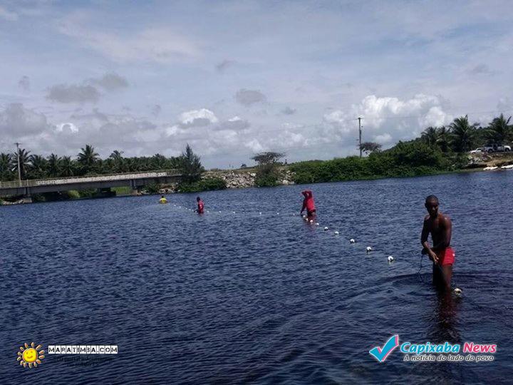 Jovens colocam bóias de indicação para prevenir afogamentos na Lagoa do Siri em Marataízes Jovens colocam bóias de indicação para prevenir afogamentos na Lagoa do Siri em Marataízes