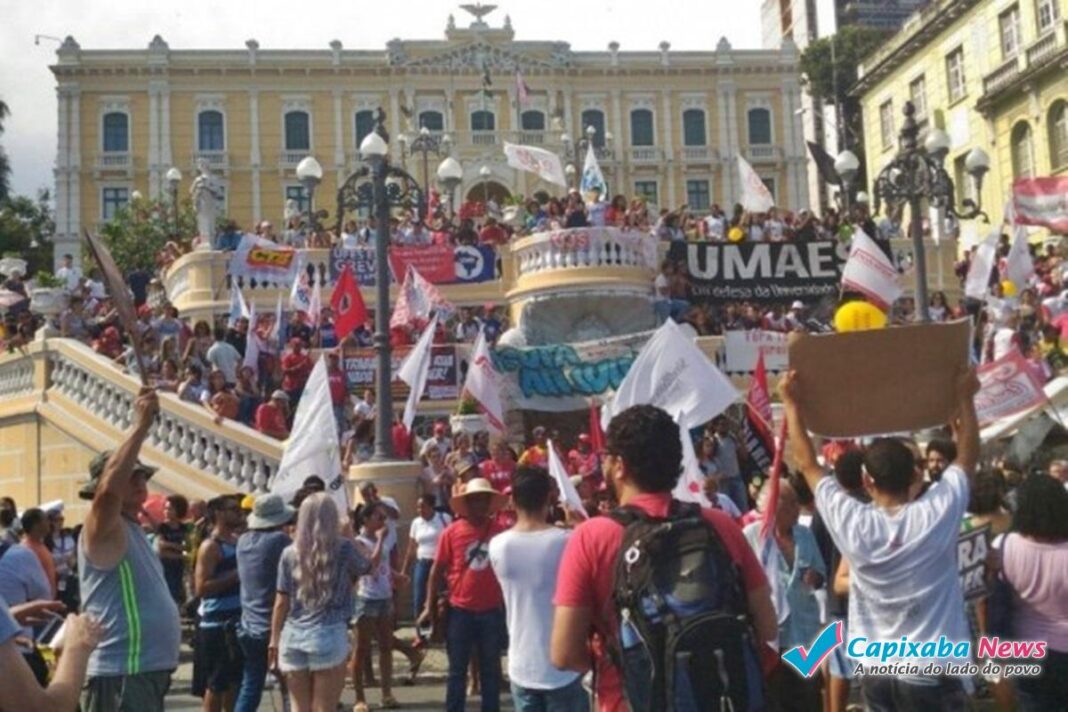Manifestantes ocupam avenidas de Vitória Manifestantes ocupam avenidas de Vitória