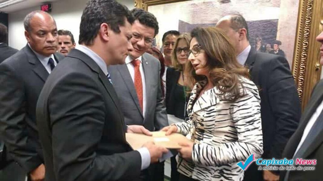 Norma Ayub entrega denúncia da Derrama para o juiz Sérgio Moro Norma Ayub entrega denúncia da Derrama para o juiz Sérgio Moro