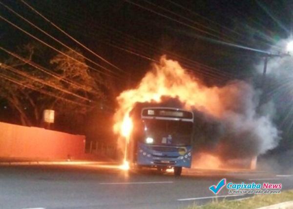 Três ônibus do Transcol são incendiados em Manguinhos Três ônibus do Transcol são incendiados em Manguinhos