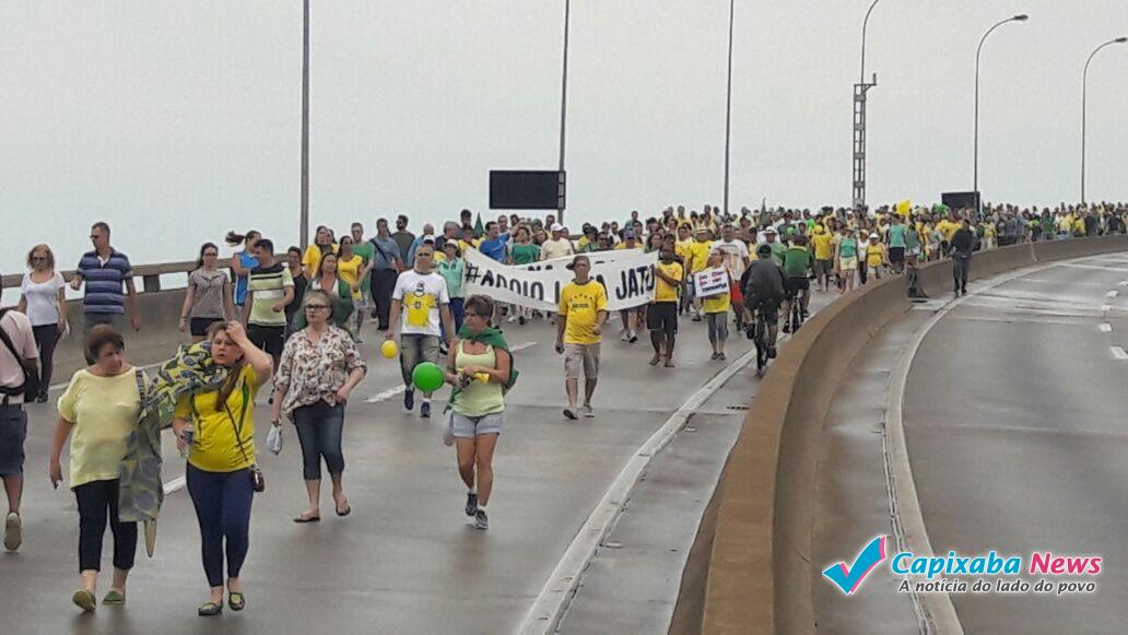 Manifestantes chegam à Praça do Pedágio, em Vitória Manifestantes chegam à Praça do Pedágio, em Vitória