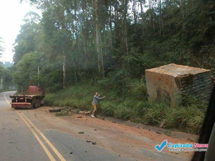 Bloco de pedra cai de carreta e quase causa uma tragédia na ES-165, em Domingos Martins Bloco de pedra cai de carreta e quase causa uma tragédia na ES-165, em Domingos Martins