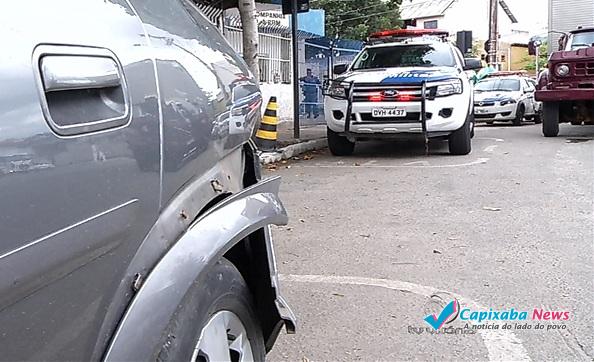 Família volta de hospital e tem carro atingido por bandidos durante perseguição em VV Família volta de hospital e tem carro atingido por bandidos durante perseguição em VV