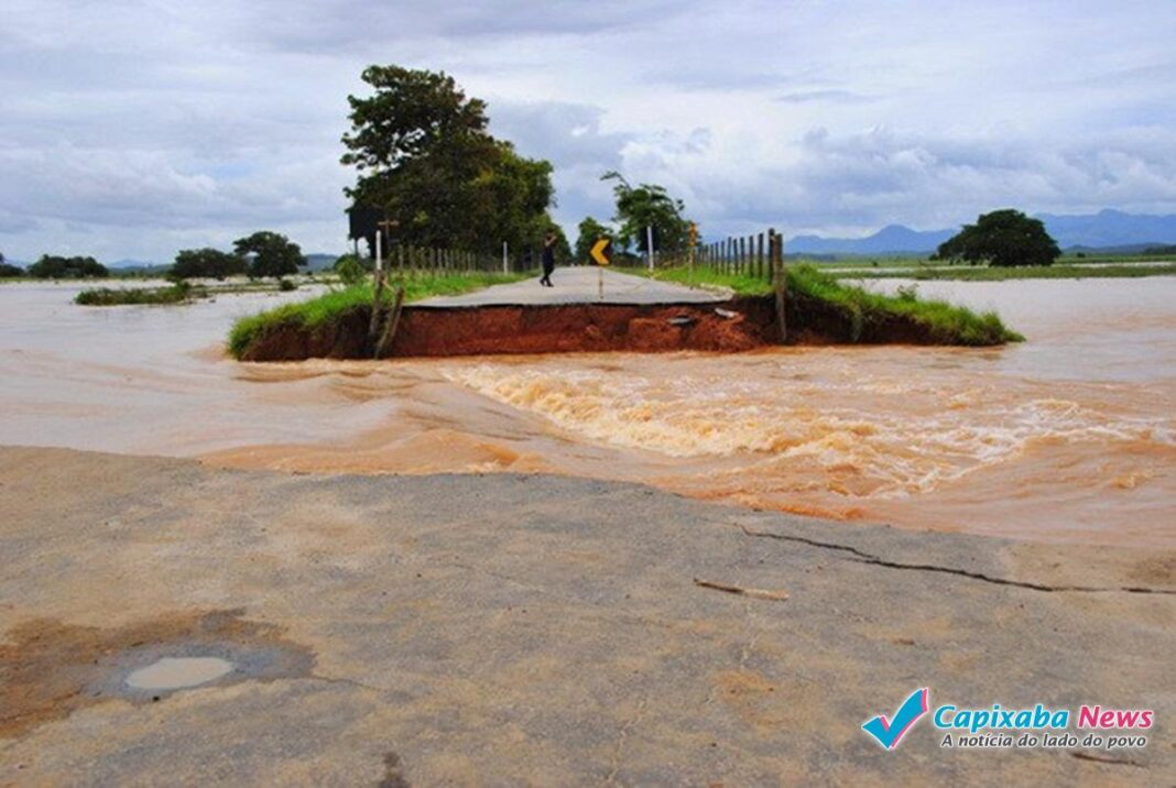 Ponte em Itapemirim cai e é levada pela água Ponte em Itapemirim cai e é levada pela água