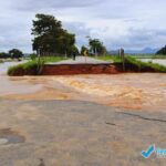 ponte-em-itapemirim-cai-e-e-levada-pela-agua