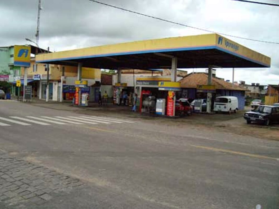 Maioria dos postos ainda não tem queda no preço da gasolina. Maioria dos postos ainda não tem queda no preço da gasolina.