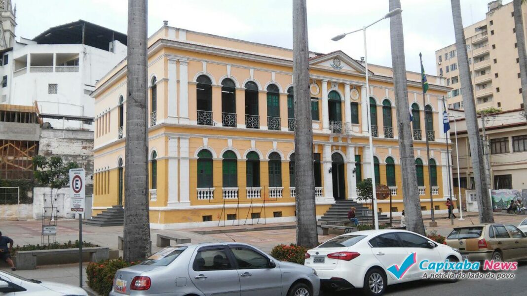 Prefeitura interrompe construção de escola em Cachoeiro Prefeitura interrompe construção de escola em Cachoeiro