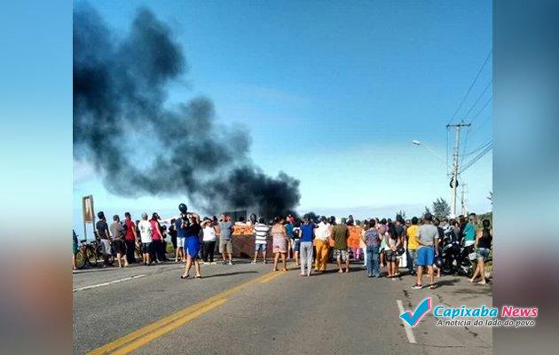 Protesto interdita a ES 060 por três horas em Itapemirim Protesto interdita a ES 060 por três horas em Itapemirim