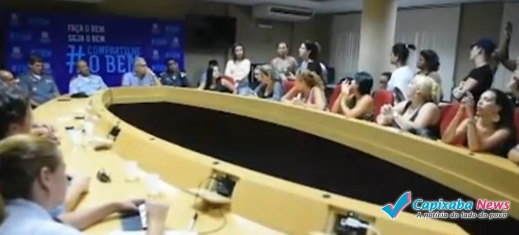 Reunião com secretário fracassa e mulheres de PMs prometem manter batalhões fechados Reunião com secretário fracassa e mulheres de PMs prometem manter batalhões fechados