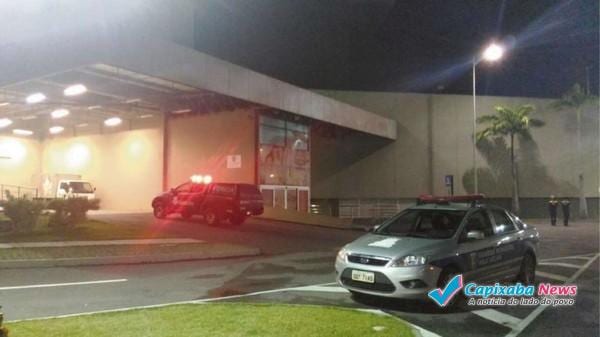 Homem é morto e criança e jovem são baleadas dentro de shopping em Vila Velha Homem é morto e criança e jovem são baleadas dentro de shopping em Vila Velha