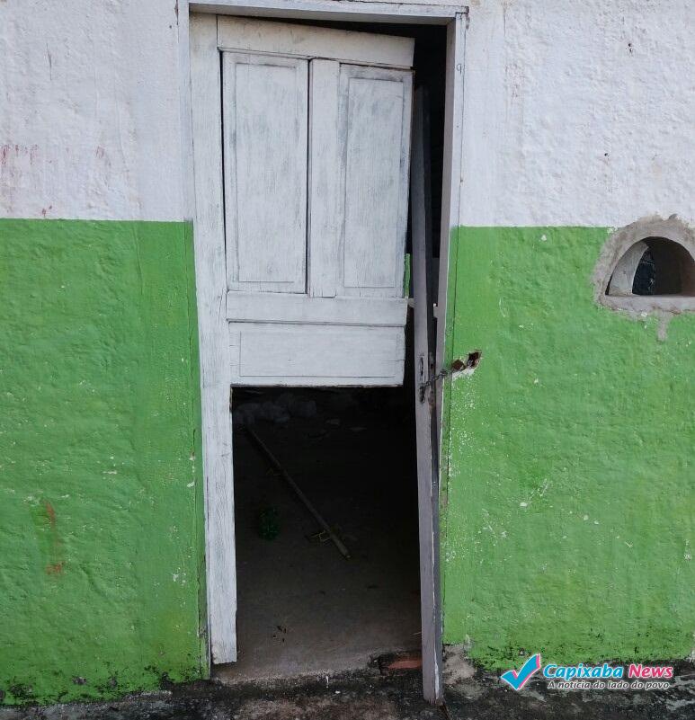 Vândalos invadem e destroem parte do estádio Sumaré em Cachoeiro Vândalos invadem e destroem parte do estádio Sumaré em Cachoeiro