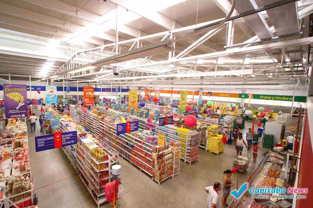Supermercados só querem abrir aos domingos no verão Supermercados só querem abrir aos domingos no verão