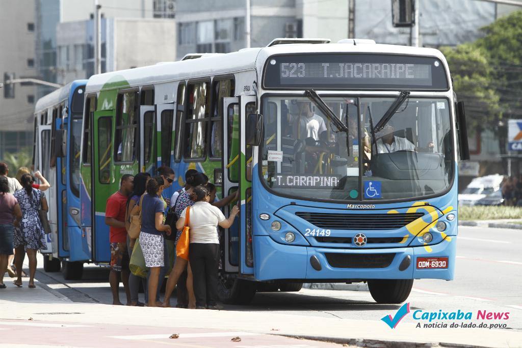 Os ônibus do sistema Transcol estão circulando normalmente na manhã desta segunda-feira (13). Os ônibus do sistema Transcol estão circulando normalmente na manhã desta segunda-feira (13).
