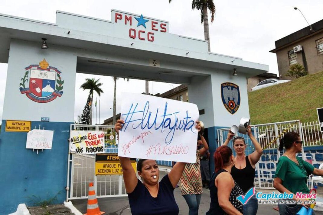 Mulheres de PMs apresentam proposta e Governo deve se posicionar na tarde desta quinta-feira Mulheres de PMs apresentam proposta e Governo deve se posicionar na tarde desta quinta-feira