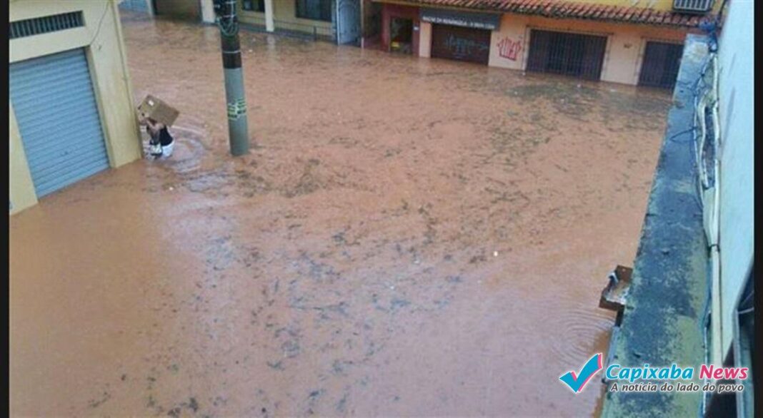 Chuva causa alagamentos e estragos em cidades do Sul do ES Chuva causa alagamentos e estragos em cidades do Sul do ES