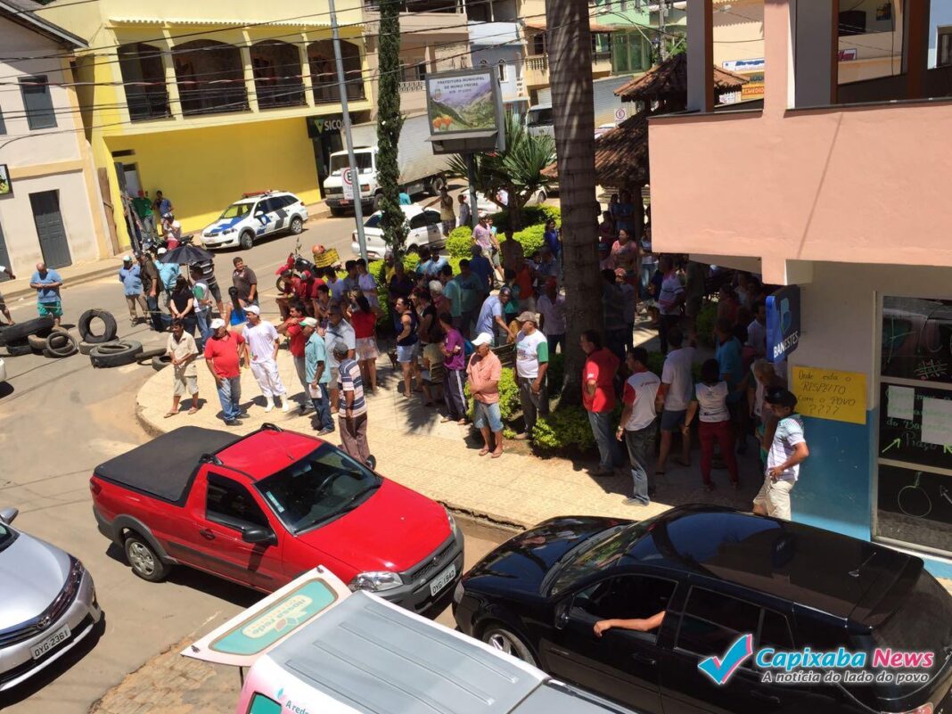 Moradores protestam contra fechamento de banco em Muniz Freire Moradores protestam contra fechamento de banco em Muniz Freire