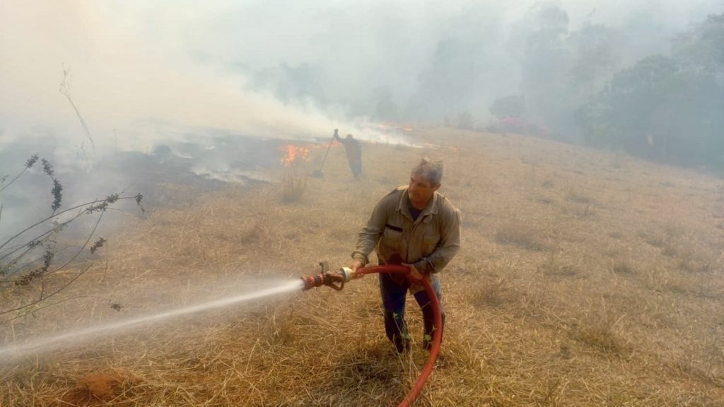Defesa Civil de Cachoeiro atua no combate a incêndio em vegetação na mata do Itabira - Prefeitura de Cachoeiro de Itapemirim