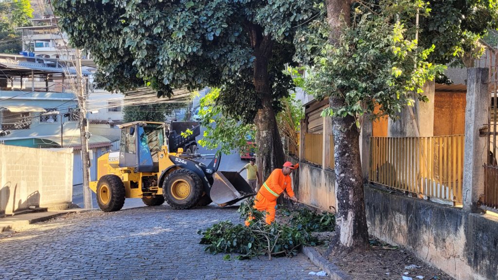Prefeitura de Cachoeiro promove limpeza urbana no bairro Paraíso para a população Prefeitura realiza serviços de limpeza no bairro Paraíso - Prefeitura de Cachoeiro de Itapemirim
