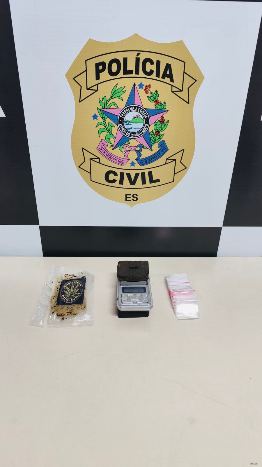Polícia Civil do ES prende homem por homicídio e tráfico em Serra, na manhã de hoje Polícia Civil do ES prende homem por homicídio e tráfico em Serra, na manhã de hoje
