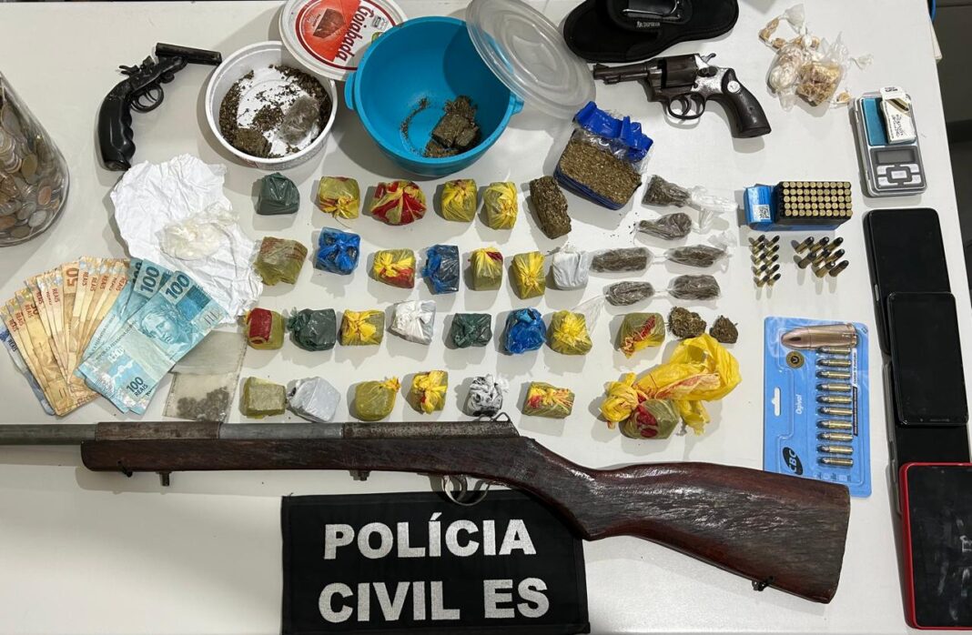Polícia Civil prende casal por tráfico de drogas em Rio Bananal e apreende armas Polícia Civil prende casal por tráfico de drogas em Rio Bananal e apreende armas