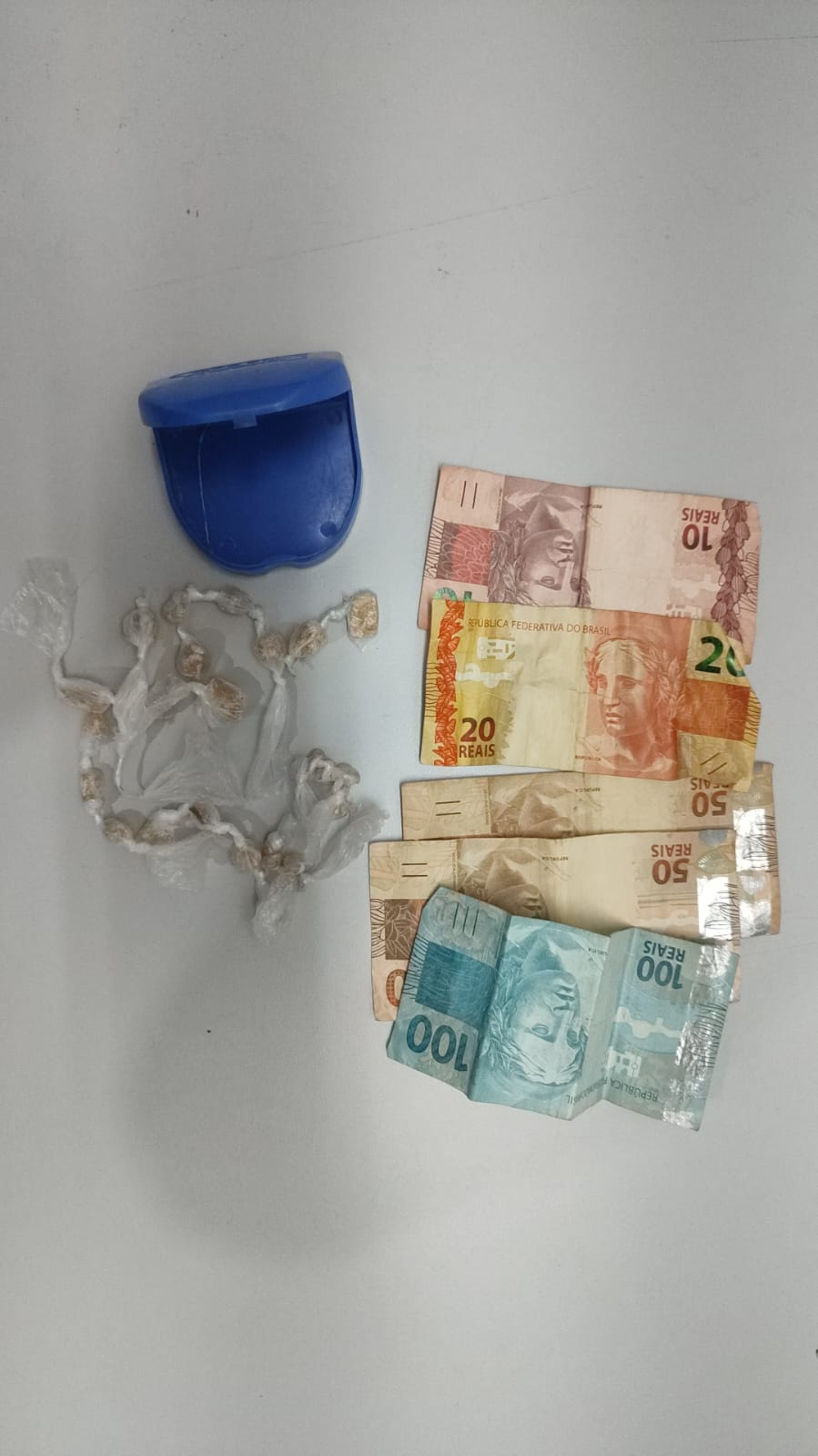 <p><strong>Polícia Civil do ES prende dois homens e apreende adolescente por tráfico em Sooretama</strong></p> <p><strong>Polícia Civil do ES prende dois homens e apreende adolescente por tráfico em Sooretama</strong></p>