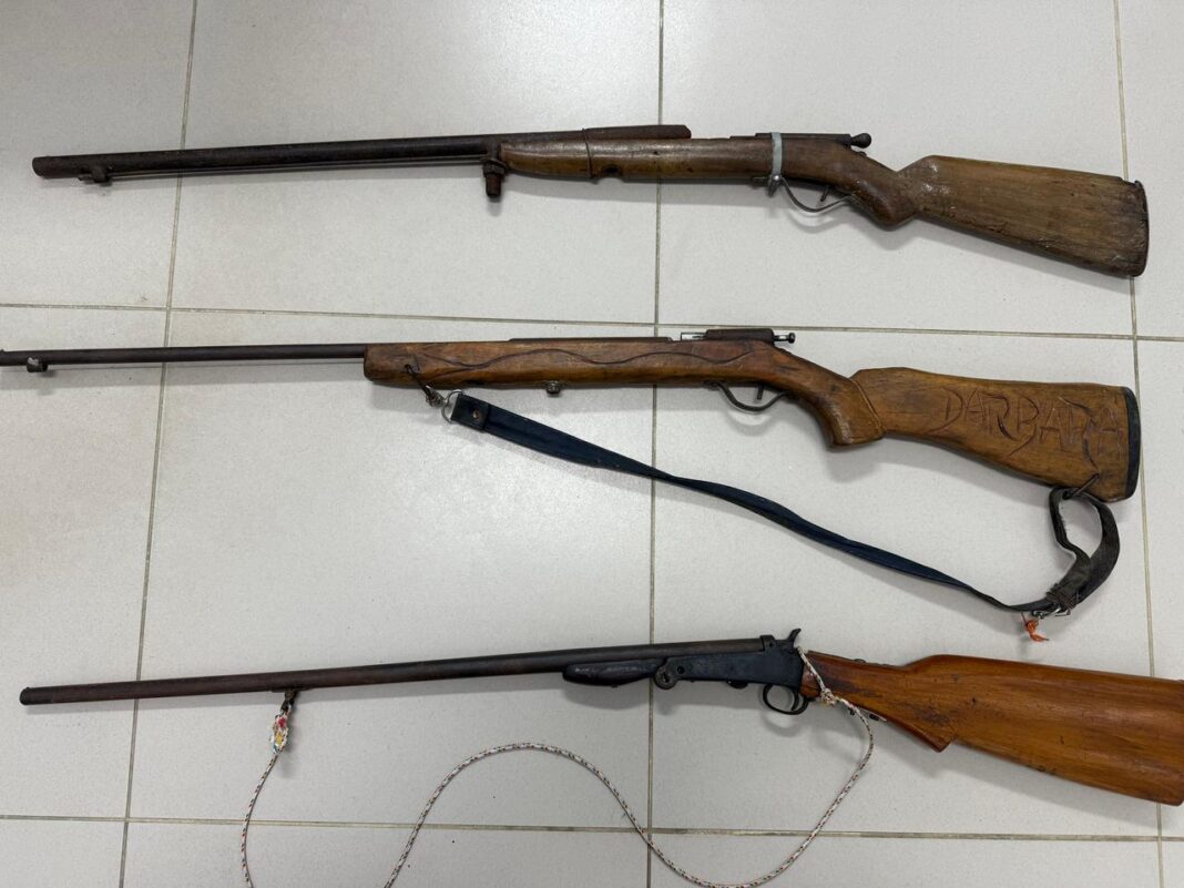 Polícia Civil prende homem e apreende armas em Conceição da Barra, ES Polícia Civil prende homem e apreende armas em Conceição da Barra, ES