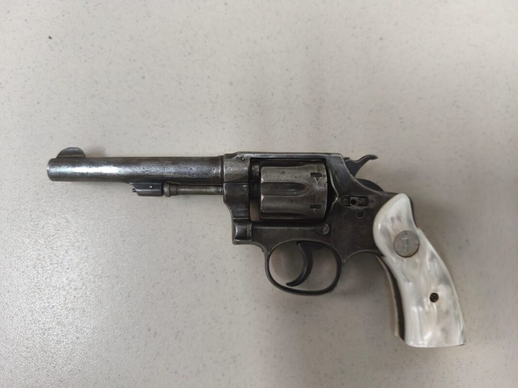 Polícia Civil prende homem suspeito de estupro e porte ilegal de arma em ES Polícia Civil prende homem suspeito de estupro e porte ilegal de arma em ES