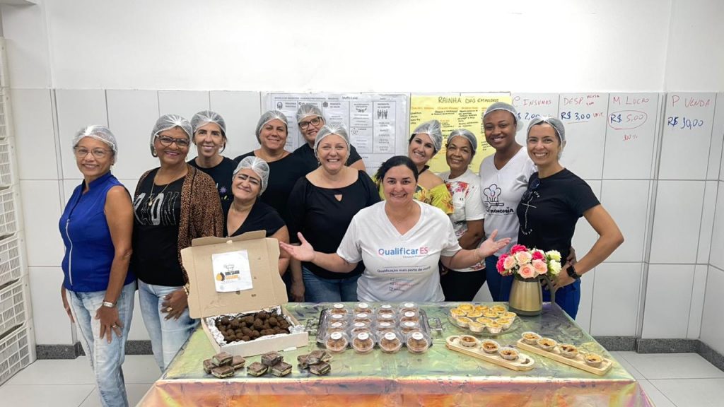 Prefeitura de Cachoeiro forma 185 alunos em cursos do programa Qualificar ES Formatura marca conclusão dos cursos do Qualificar ES em Cachoeiro - Prefeitura de Cachoeiro de Itapemirim