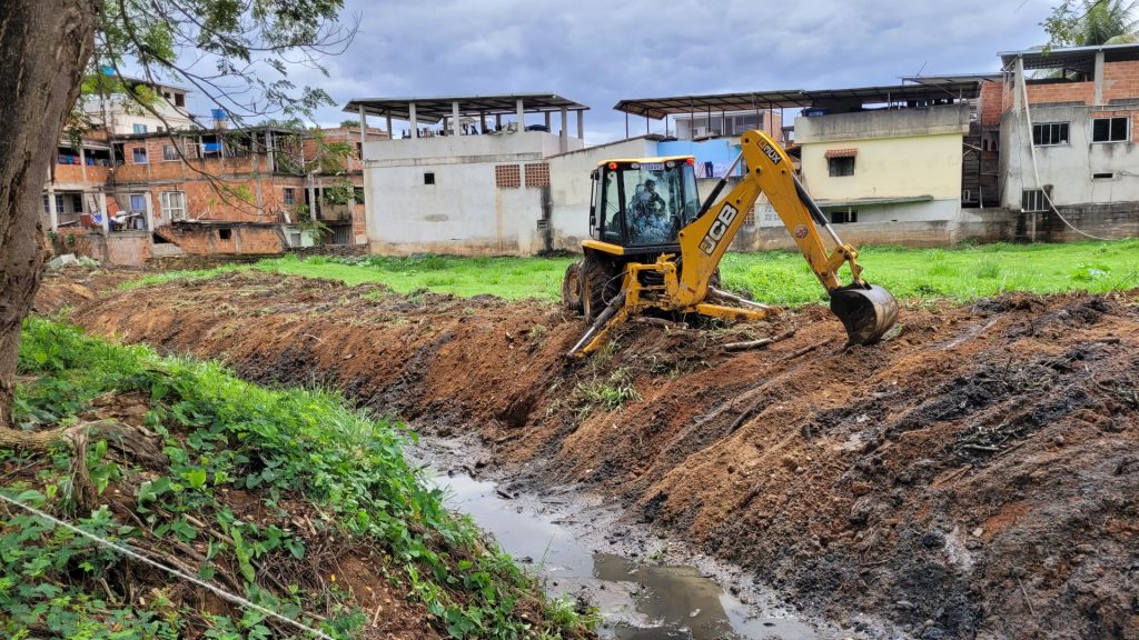 Prefeitura de Cachoeiro realiza limpeza de córrego para prevenir alagamentos Prefeitura realiza limpeza de córrego no Ruy Pinto Bandeira - Prefeitura de Cachoeiro de Itapemirim