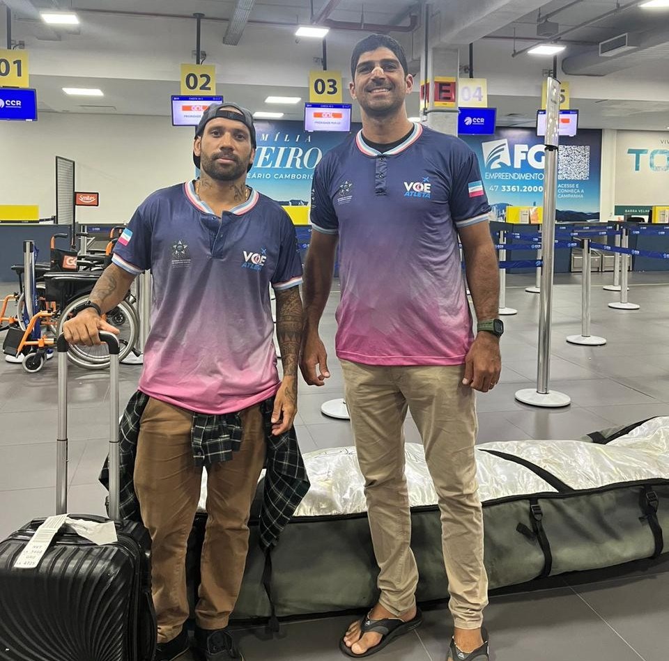 Surfistas capixabas Bruno Medeiros e Alexandre Escobar em competição nacional Surfistas capixabas Bruno Medeiros e Alexandre Escobar em competição nacional