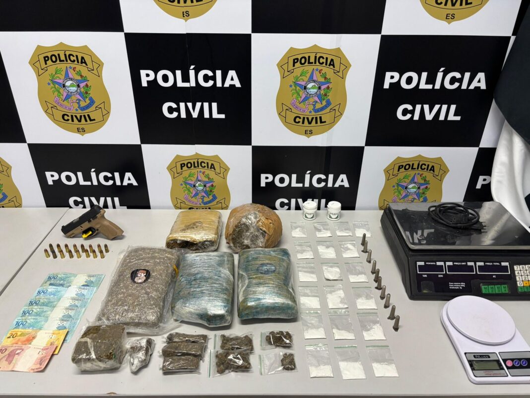 Polícia Civil prende homem por tráfico de drogas e apreende armas em Cariacica Polícia Civil prende homem por tráfico de drogas e apreende armas em Cariacica