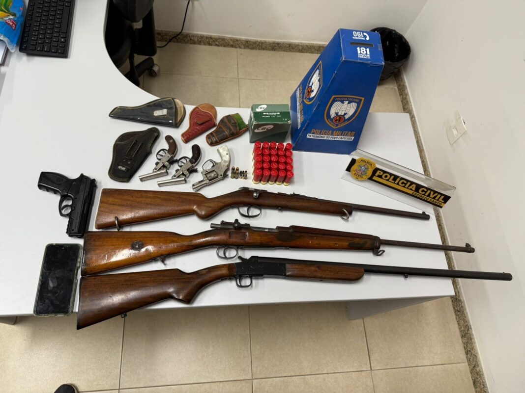 Polícia Civil apreende seis armas e prende suspeito em Itaguaçu, ES Polícia Civil apreende seis armas e prende suspeito em Itaguaçu, ES