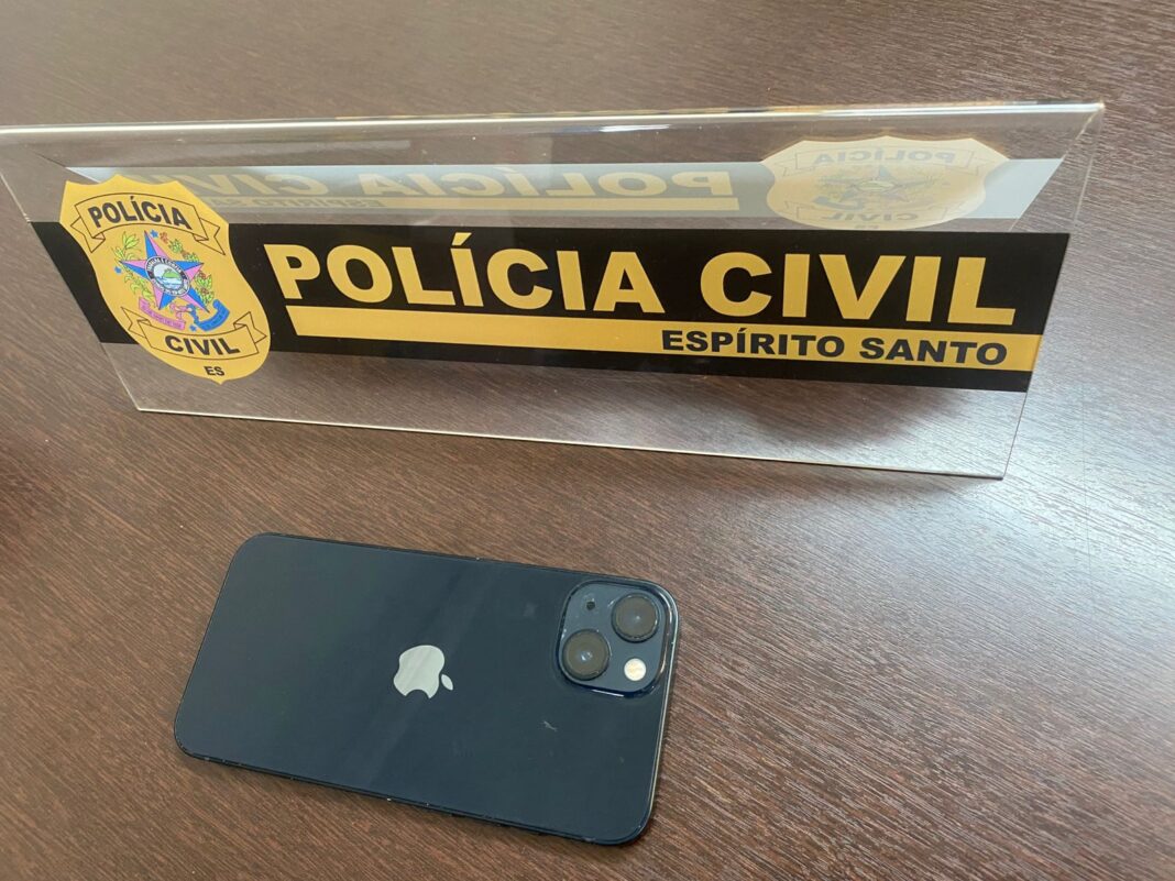 Polícia Civil recupera celular roubado em Vitória e restitui à vítima na Serra Polícia Civil recupera celular roubado em Vitória e restitui à vítima na Serra