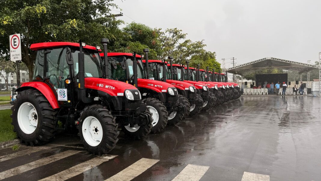 Governo do ES entrega máquinas para fortalecer a agricultura nos municípios Governo do ES entrega máquinas para fortalecer a agricultura nos municípios