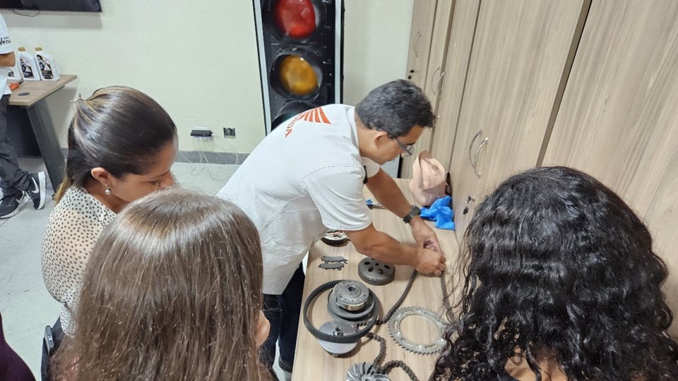 Governo do ES oferece cursos de pilotagem e mecânica para mulheres motociclistas Governo do ES oferece cursos de pilotagem e mecânica para mulheres motociclistas