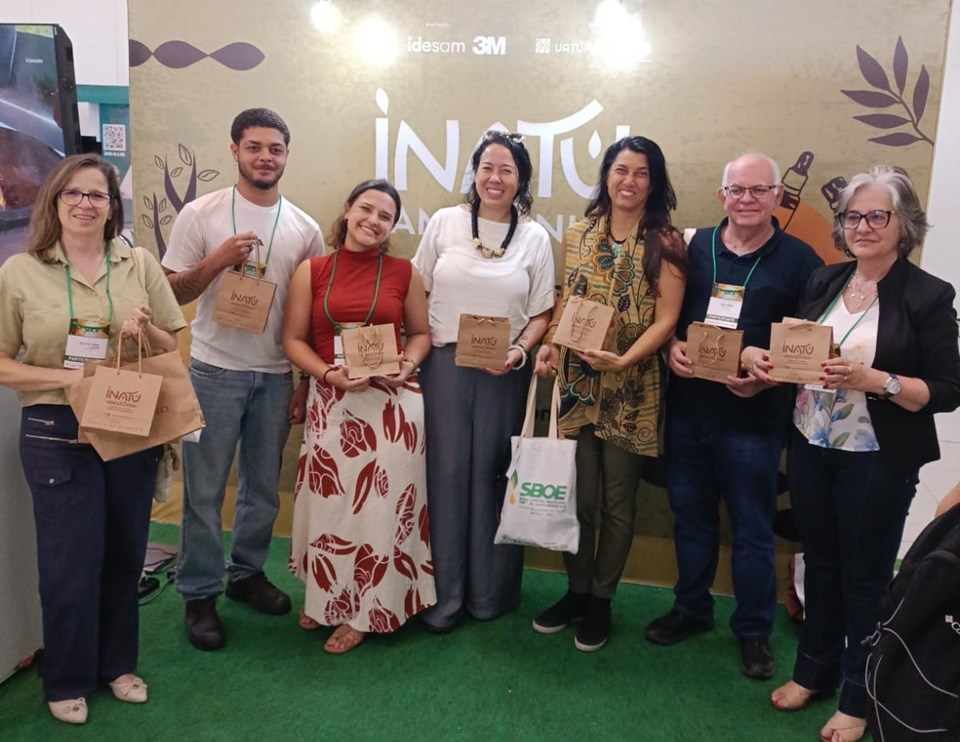 Incaper recebe prêmio por trabalho sobre pimenta-rosa no Simpósio Nacional Incaper recebe prêmio por trabalho sobre pimenta-rosa no Simpósio Nacional