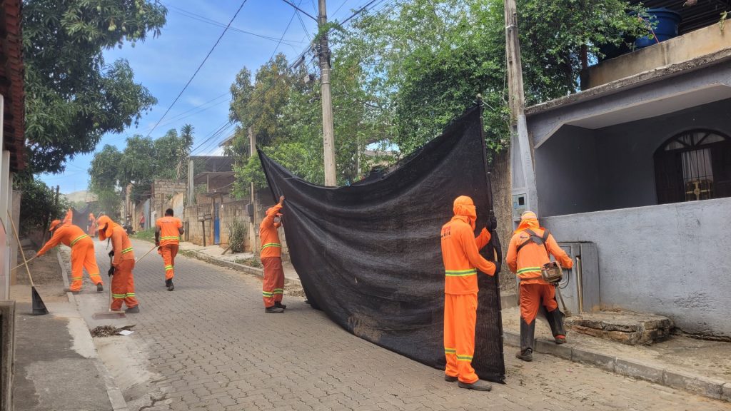 Prefeitura de Cachoeiro realiza capina e varrição em bairros para cleaner urbana Prefeitura de Cachoeiro intensifica limpeza urbana no Gilson Carone e Coronel Borges - Prefeitura de Cachoeiro de Itapemirim