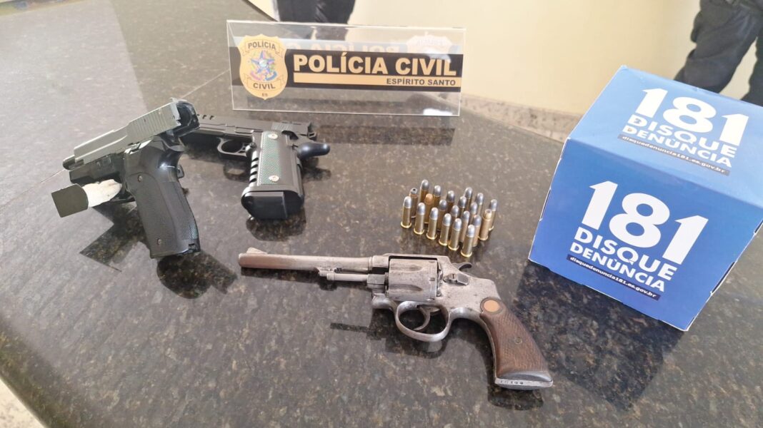 Polícia Civil prende homem e apreende armas em operação em Linhares Polícia Civil prende homem e apreende armas em operação em Linhares
