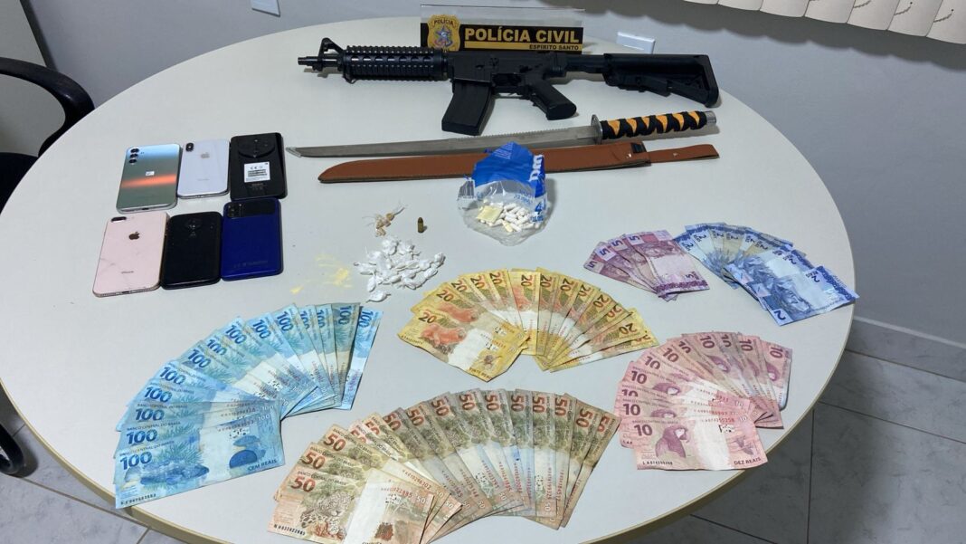 Polícia Civil e Militar prendem quatro suspeitos de tráfico em Marilândia Polícia Civil e Militar prendem quatro suspeitos de tráfico em Marilândia