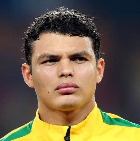Thiago Silva é solicitado por torcedores na Seleção após falhas de zagueiro ex-Flamengo. Thiago Silva é solicitado por torcedores na Seleção após falhas de zagueiro ex-Flamengo.