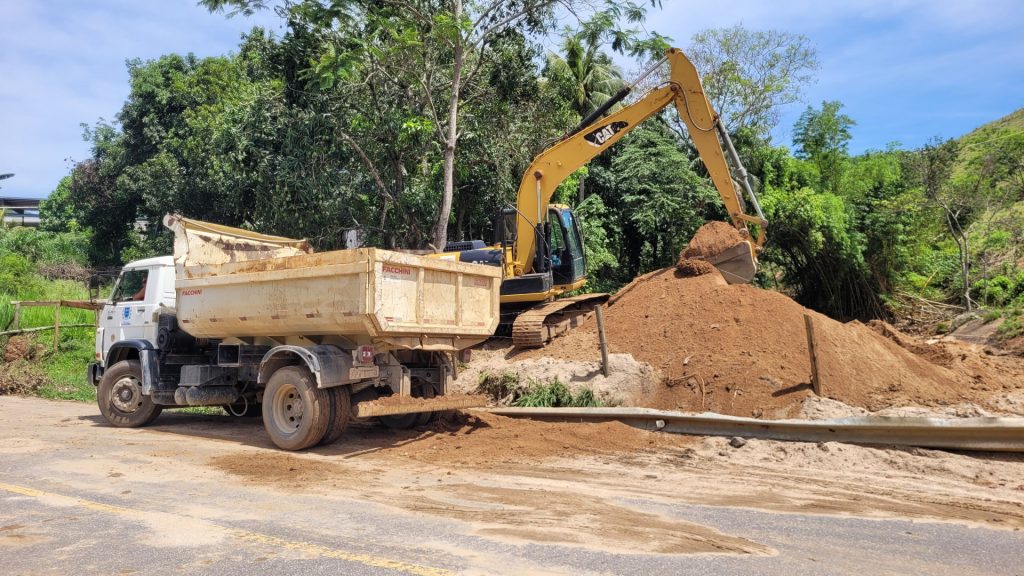 Desassoreamento do Rio em Cachoeiro Visa Reduzir Riscos de Alagamentos na Região Santa Fé recebe ação preventiva para evitar alagamentos e transtornos - Prefeitura de Cachoeiro de Itapemirim