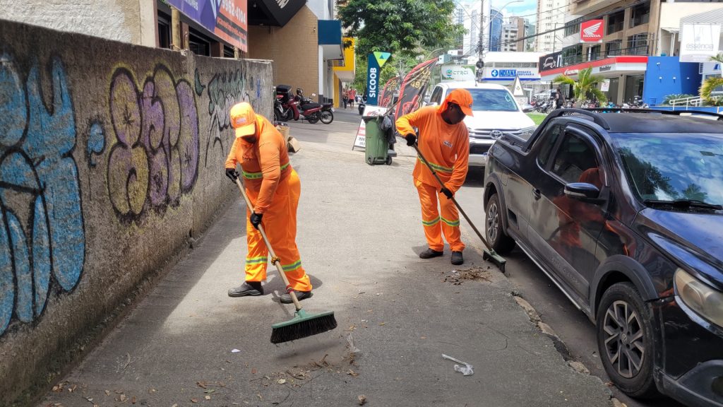 Prefeitura intensifica serviços de varrição na Avenida Lacerda de Aguiar - Prefeitura de Cachoeiro de Itapemirim